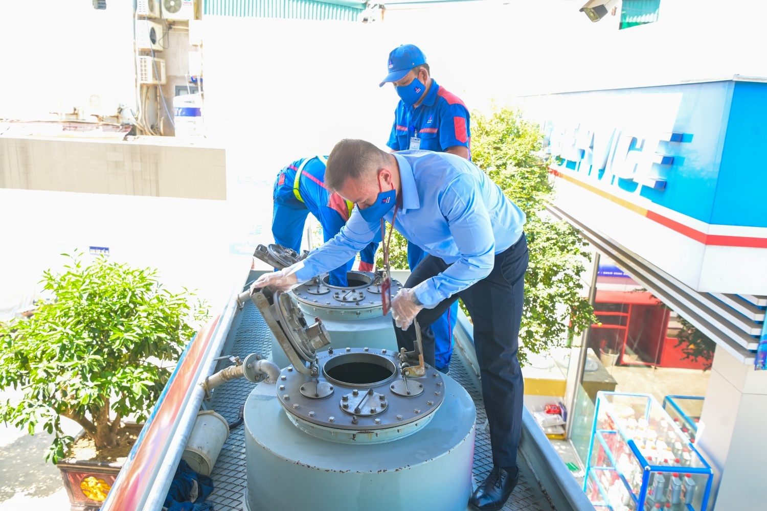 Cửa hàng trưởng và nhân viên kiểm tra hàng hóa trên xe bồn trước khi nhập nhằm bảo đảm chất lượng. Cửa hàng trưởng và nhân viên kiểm tra hàng hóa trên xe bồn trước khi nhập nhằm bảo đảm chất lượng.