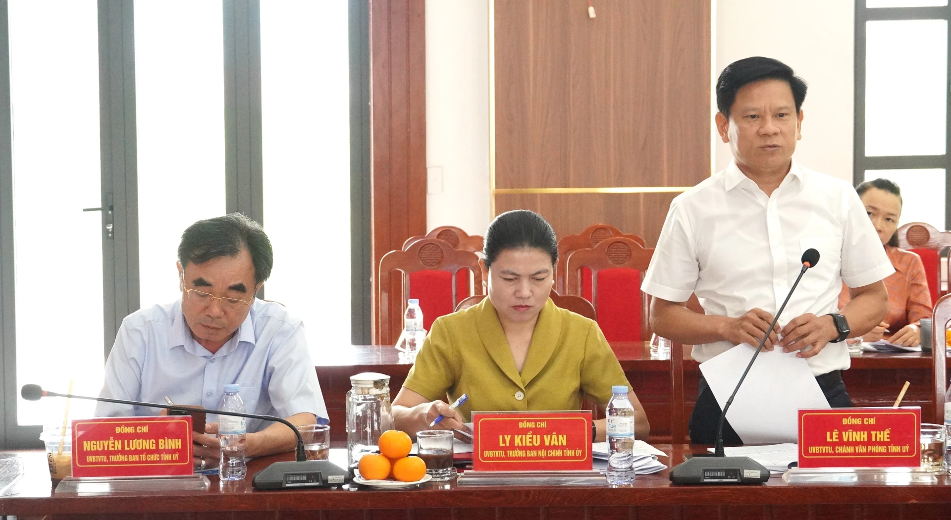 Đồng chí Lê Vĩnh Thế, Chánh Văn phòng Tỉnh ủy phát biểu tại buổi làm việc - Ảnh: Q.V