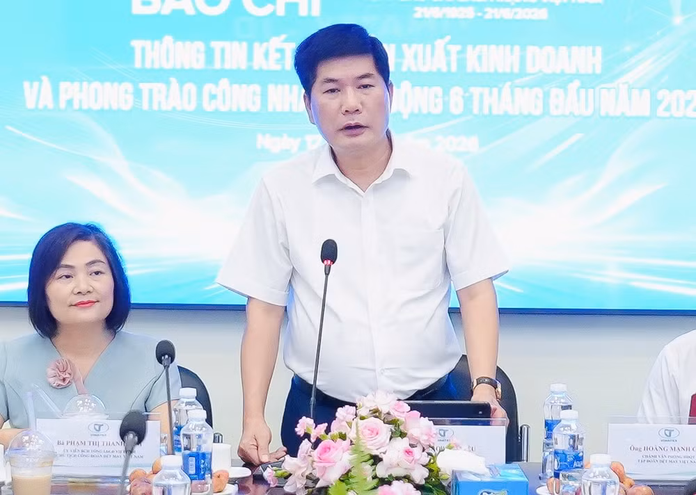 Ông Cao Hữu Hiếu, Tổng Giám đốc Tập đoàn Dệt May Việt Nam (Vinatex) chia sẻ thông tin về tình hình sản xuất kinh doanh. (Ảnh: PV/Vietnam+) img-0706.jpg