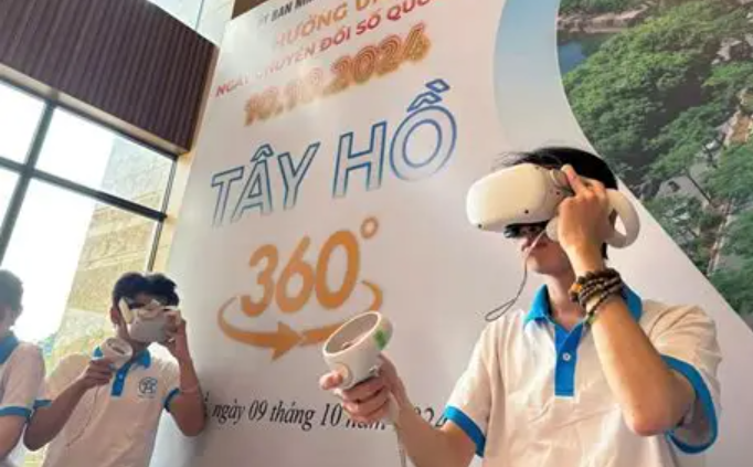 Thanh niên Tây Hồ hưởng ứng chuyển đổi số. Ảnh: Thanh Hòa