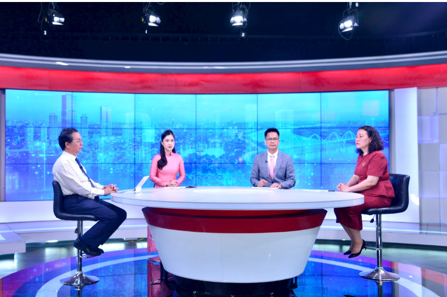 Các khách mời chia sẻ tại chương trình Hà Nội chuyển động với chủ đề “Luật Thủ đô năm 2026: Bước chuyển từ thực thi sang kiến tạo chính sách” tối 15-6 tại Trường quay S1. Ảnh: Viết Thành