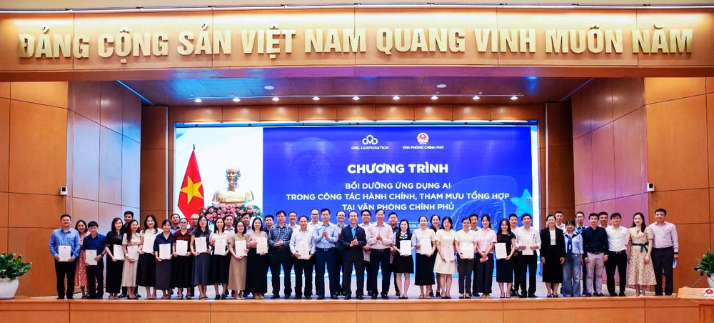 Ban tổ chức và các học viên tham gia khóa học chụp ảnh lưu niệm tại lễ bế mạc chương trình. anh-5.jpg