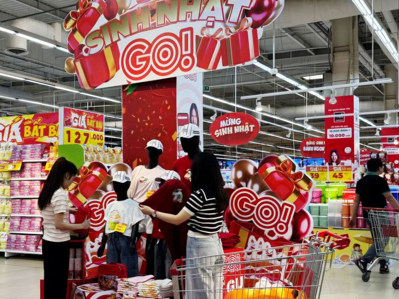 2-cac-ban-tre-thanh-thu-mua-sam-gia-hoi-dip-sinh-nhat-go-.jpg
