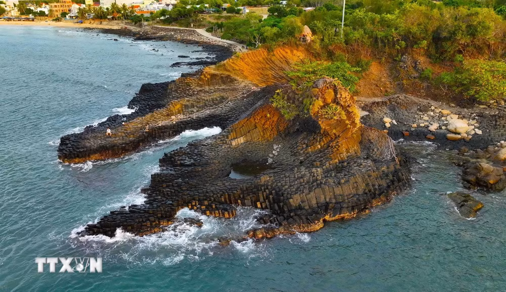 Ghềnh Đá Đĩa. (Ảnh: Vũ Sinh/TTXVN) ttxvn-ghenh-da-dia-phu-yen.jpg