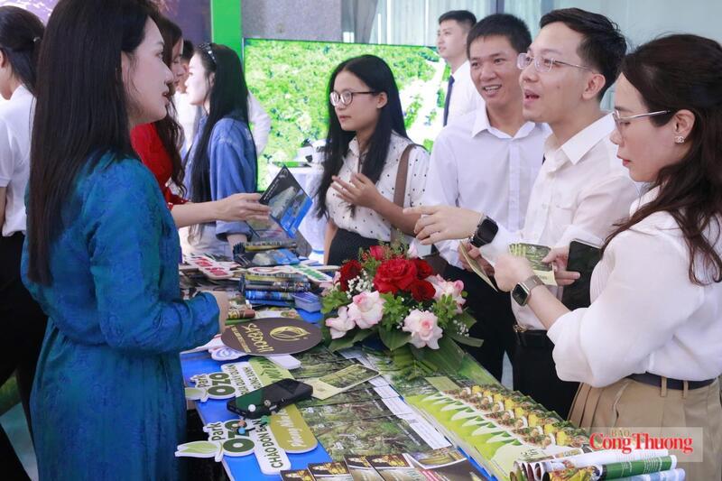 Đông đảo người tham gia Hội nghị tìm hiểu về các sản phẩm