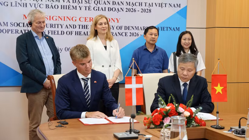 Đại diện hai bên ký kết Bản Ghi nhớ. (Ảnh: PV/Vietnam+)