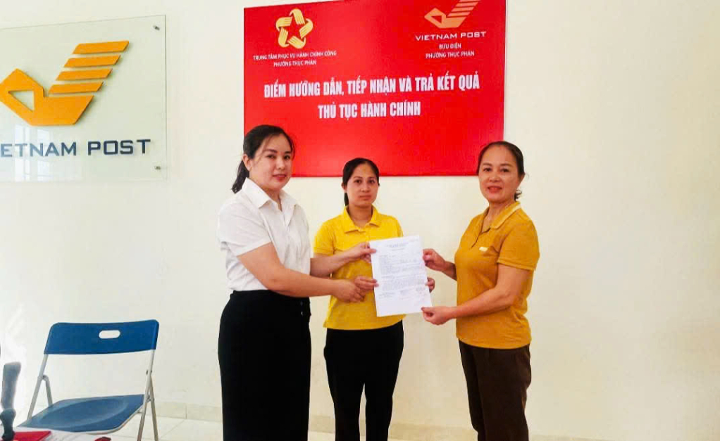 Bàn giao hồ sơ tại điểm hướng dẫn, tiếp nhận và trả kết quả thủ tục hành chính.