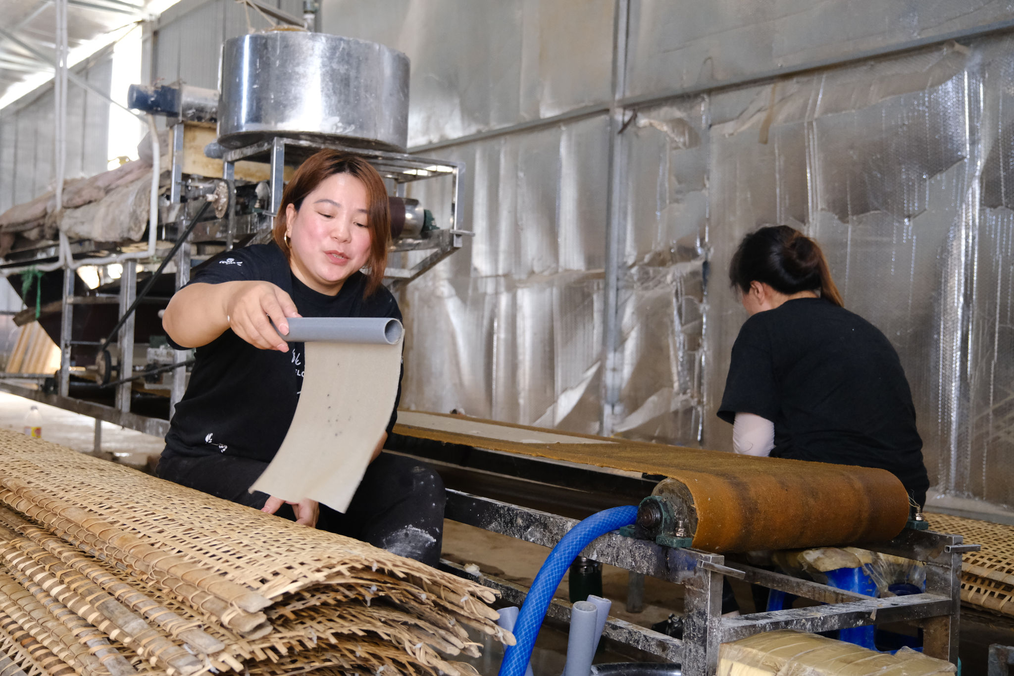 Tại thôn Thanh Bình, xã Đam Rông 1 - nơi sinh sống của đông đảo đồng bào dân tộc Tày, Nùng, nghề làm bánh tráng đã trở thành nguồn thu nhập cao cho nhiều hộ dân nơi đây
