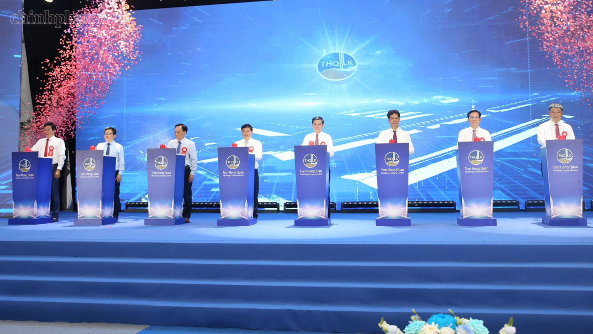 Phan Văn Giang cùng các đại biểu thực hiện nghi thức công bố sản phẩm nhôm thỏi đầu tiên của Việt Nam