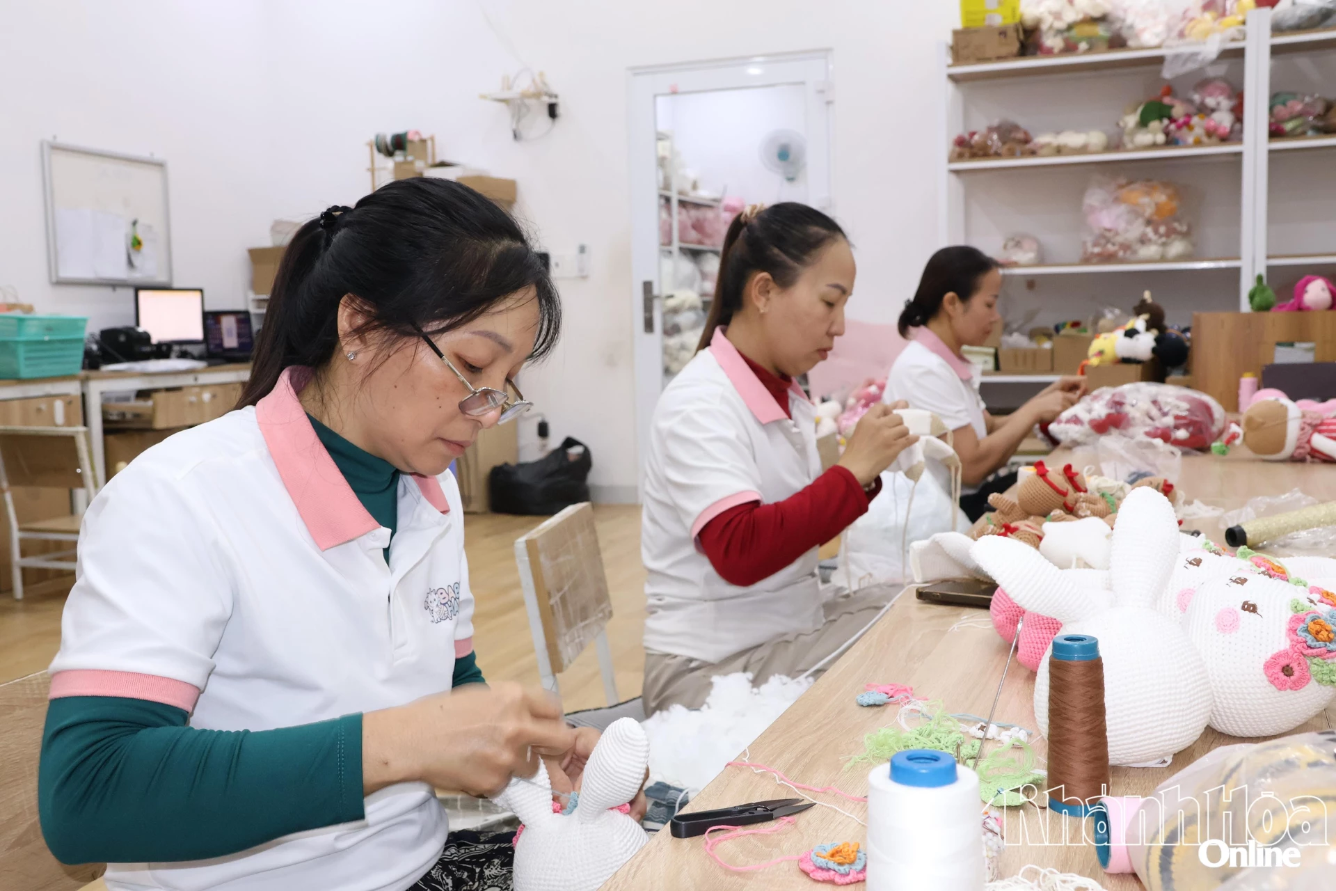Công nhân hoàn thiện sản phẩm thú bông móc len.