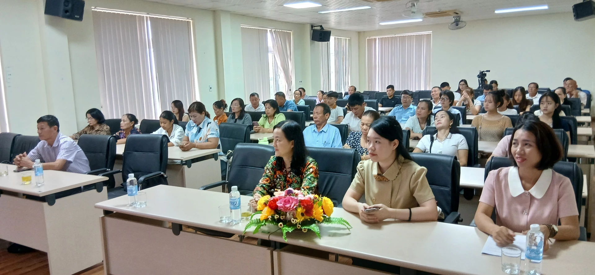 Ảnh: H.Đ Đại biểu và học viên tham dự Khai mạc lớp tập huấn.