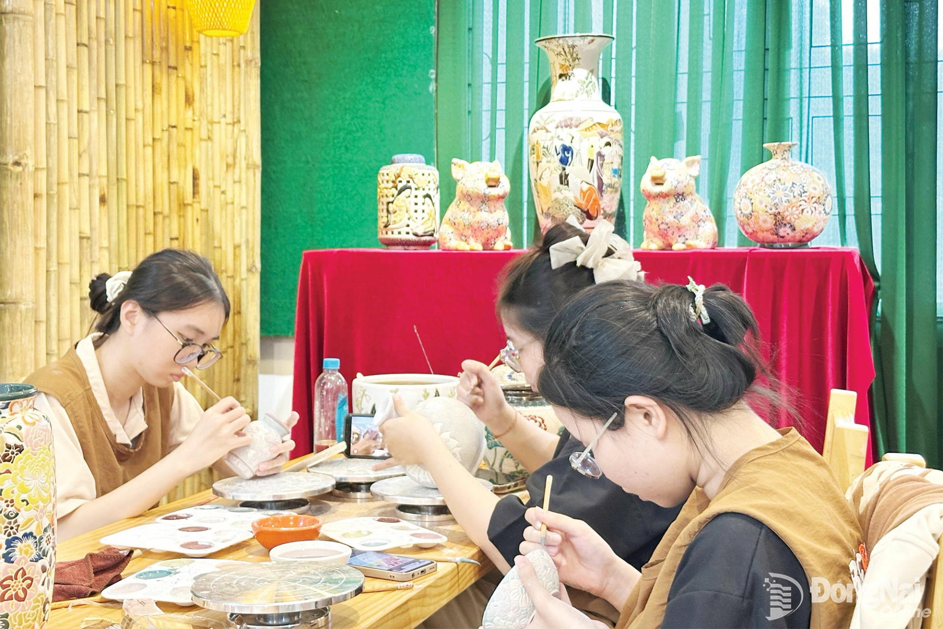 Thực hiện các chương trình trải nghiệm là giải pháp mà Công ty TNHH Gốm Biên Hòa đang triển khai để hun đúc tình yêu gốm đối với mọi người.