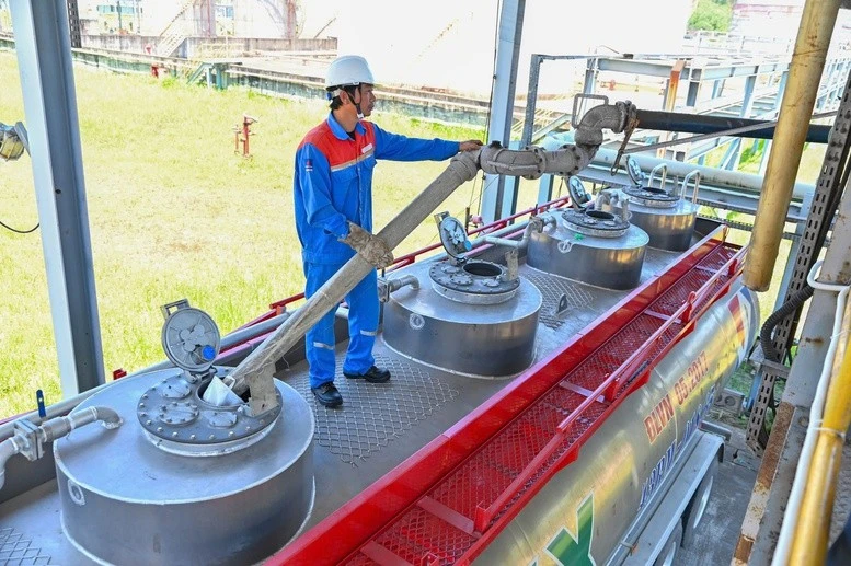 Sản xuất Ethanol tại Nhà máy Nhiên liệu sinh học Dung Quất (BSR-BF). Sản xuất Ethanol tại Nhà máy Nhiên liệu sinh học Dung Quất (BSR-BF).