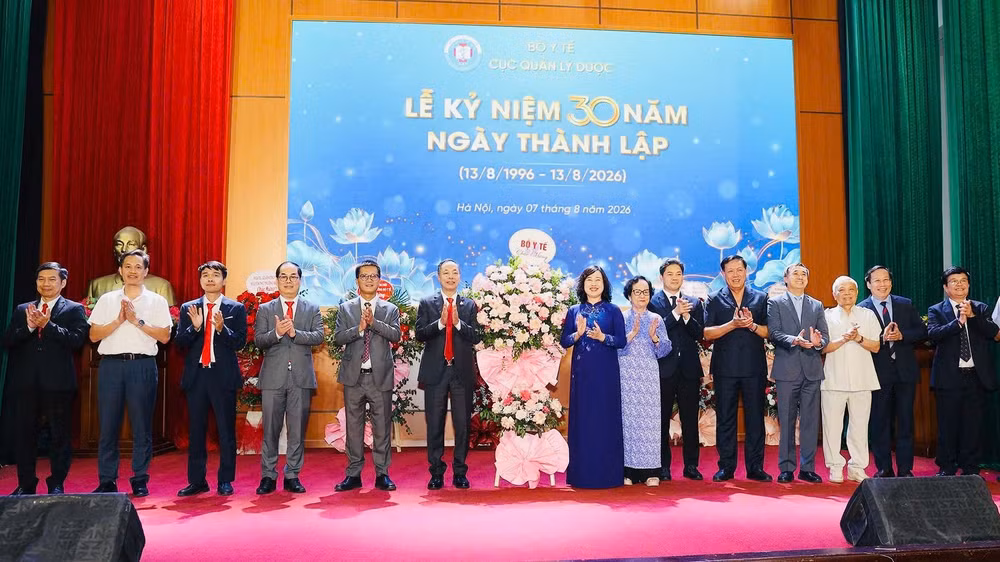 Lãnh đạo Bộ Y tế chúc mừng Cục quản lý Dược nhân kỷ niệm 30 năm thành lập.