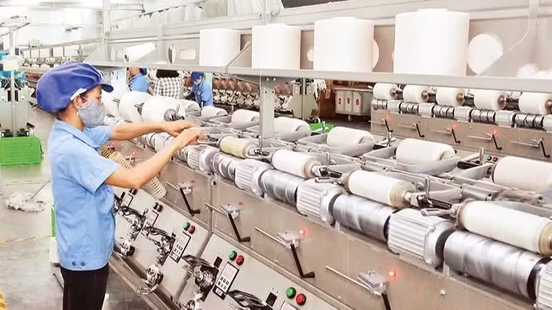 Sản xuất các sản phẩm dệt nhuộm tại Công ty trách nhiệm hữu hạn Dệt nhuộm Jasan Việt Nam (vốn đầu tư Trung Quốc) tại Khu công nghiệp Phố Nối B, tỉnh Hưng Yên. (Ảnh: ÐĂNG DUY)