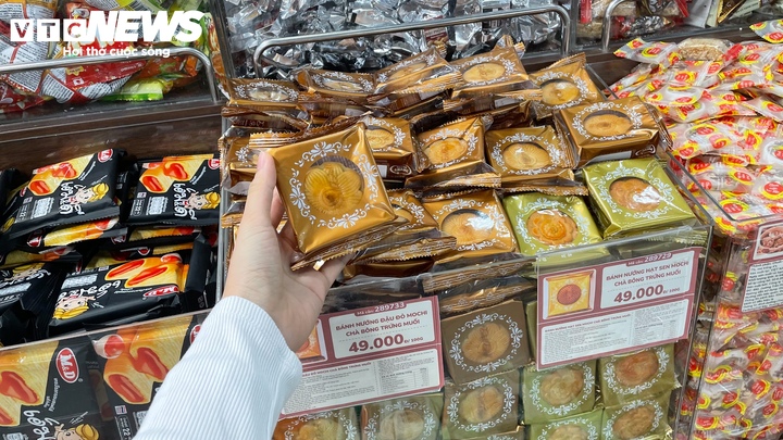 Bánh Trung thu kích thước nhỏ được các hệ thống bán lẻ bổ sung vào danh mục sản phẩm, hướng đến nhu cầu ăn cá nhân.