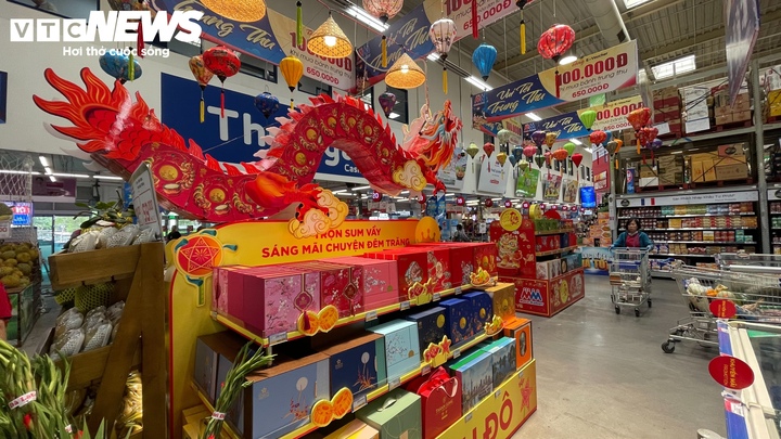 Các hệ thống bán lẻ tăng nguồn cung, đồng thời bổ sung nhiều sản phẩm và combo quà tặng phục vụ mùa Trung thu.