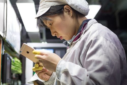 apple-iphone-manufacturing-wor-4904-6926-1543934294.jpg