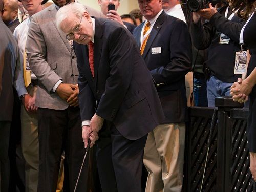 tỷ phú Warren Buffett  chơi golf.jpg